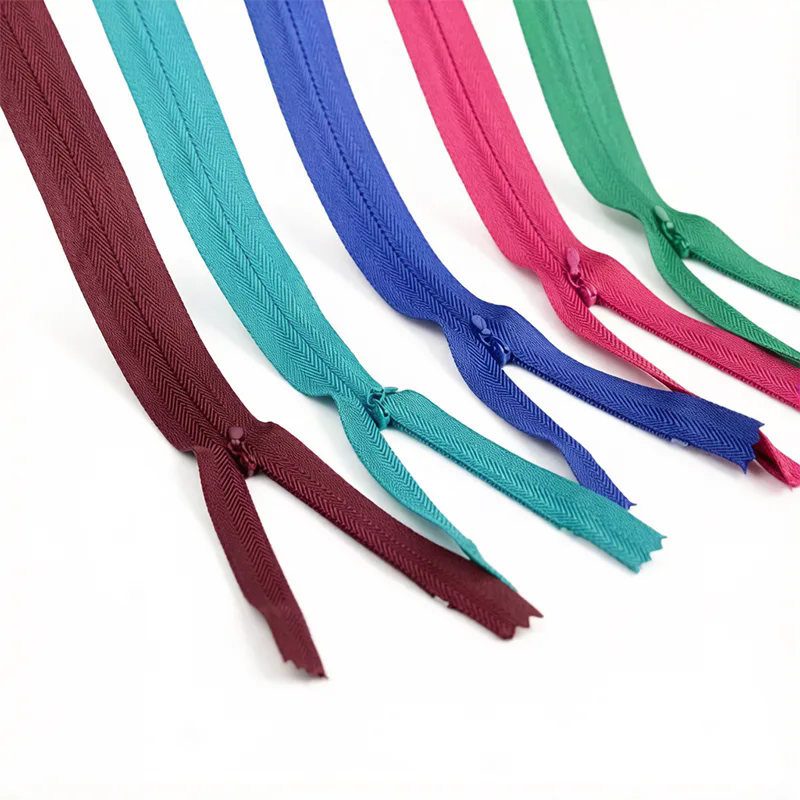 Como um zíper de nylon à prova d'água melhora a durabilidade e o desempenho do produto?